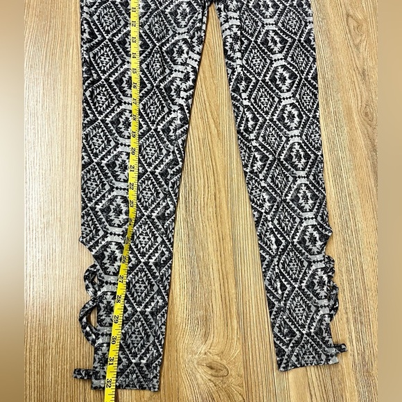Poof Black and White Patterned Leggings Size M Geometric Print - Picture 4 of 6